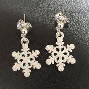 Silver tone dangling snowflake earrings glitter sparkle